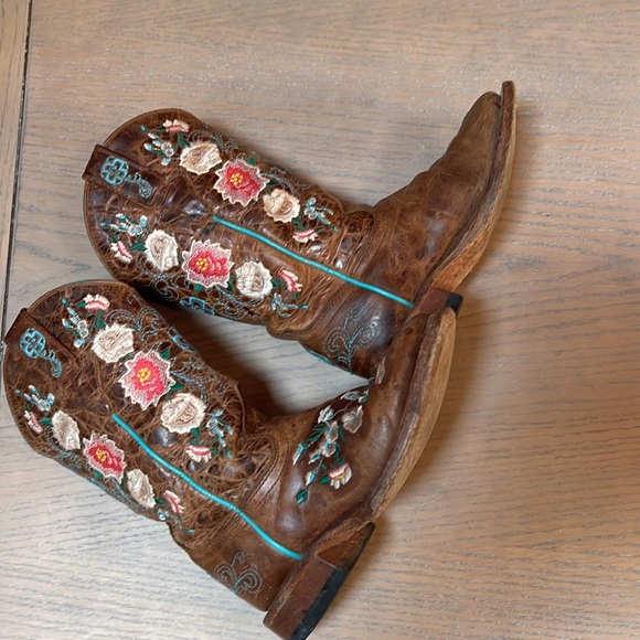 Macie bean little girl boots with embroidered flowers. - Picture 4 of 4